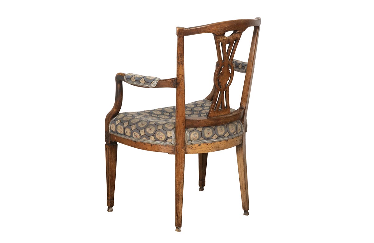 Pphoto of old antique chair